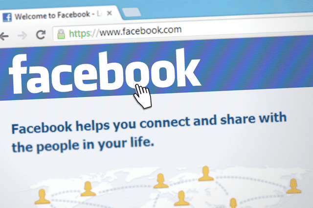 ein Computerbildschirm mit einer Facebook-Seite auf dem Display"